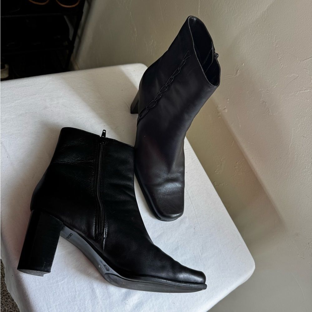 St Johns Bay Smooth black leather, Gently Squared Toe, Block Heel. Size 9